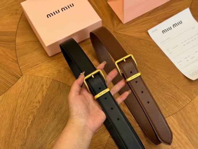 牛皮 全套包装 Miu Miu 新款字母腰带，方头，带身宽3.5Cm，很特别的软皮质，皮质非常细滑，他的宽度加上腰头，这就是野性与可爱结合的反差美