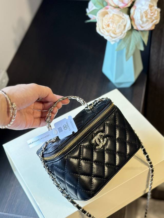 原单 折叠礼盒 Chanel 新品 高级镶金镂空编织手柄 盒子包 化妆包 小箱子 最近的盒子包系列真的好火，小盒子当然是异常可爱啦uu。尺寸 16 10 8Cm