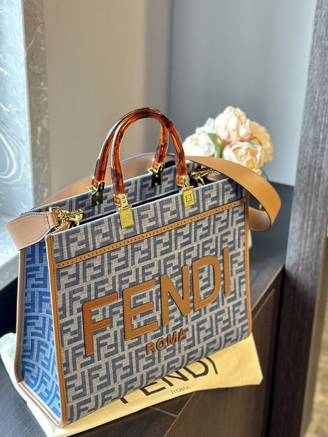 Fendi 丹宁牛仔托特包tote 好看又酷炫的芬迪包包，Logo的设计。Fendi托特包“阳光手提袋”字母蛇皮logo手工缝线设计，玳瑁双手柄是整个包包最大焦