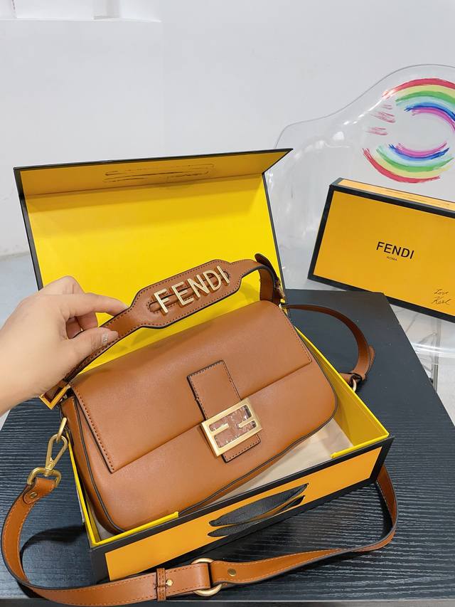 配折叠盒 Fendi Baguette法棍包中号第一眼就觉得砸中了我。加上中号有一根较长的肩带，非常实用。中号的装两个手机，钱包，钥匙，墨镜，口红，粉饼都毫无压