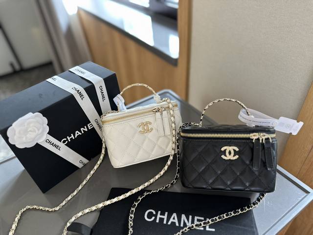 折叠礼盒包装chanel 新品 高级镶金镂空编织手柄 盒子包 化妆包 小箱子 最近的盒子包系列真的好火，小盒子当然是异常可爱啦。尺寸 16 10 8Cm