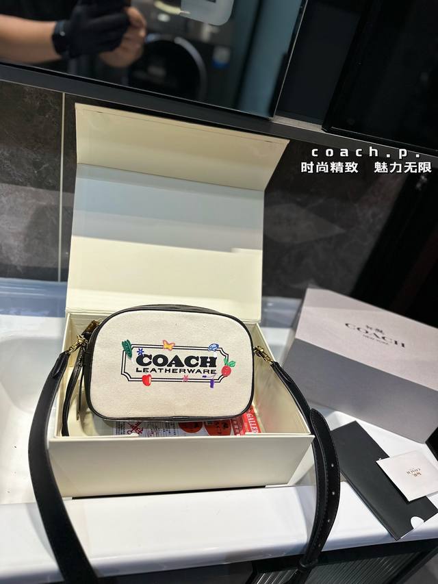 礼盒包装 Coach 蔻驰 Camera Bag 相机包出货 专柜最新单肩斜挎包 专柜同步 最新款 V超级实用的款式 多用款 超级大牌内衬logo！时尚百搭款式