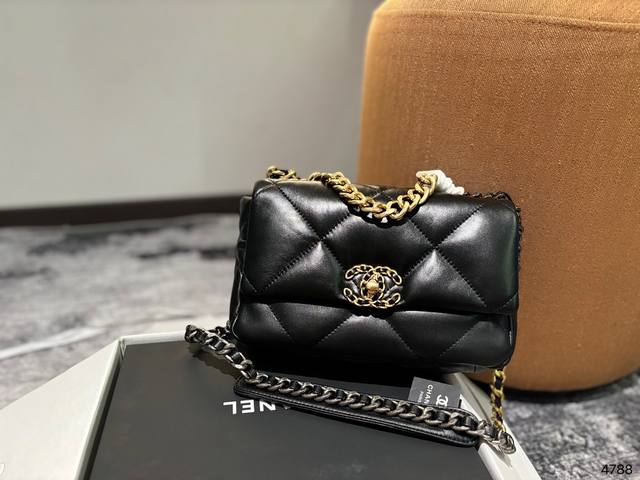 羊皮 Chanel19Bagi1男生女生都可以拥有的小香这个包又多“不需要我多说了大logo黑金标志辨识度很高我觉得大小刚刚好容量够日常使用休闲风和淑女风都合适