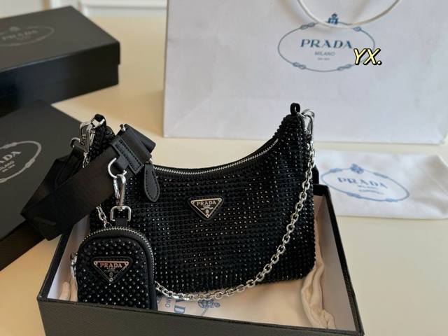 配盒 Size:22×16Prada 普拉达新款三合一斜挎包全包镶钻，夺人眼目肩带、链条、小包均可拆卸，一包多用，三重时髦～轻便时尚，赶紧来拥有吧