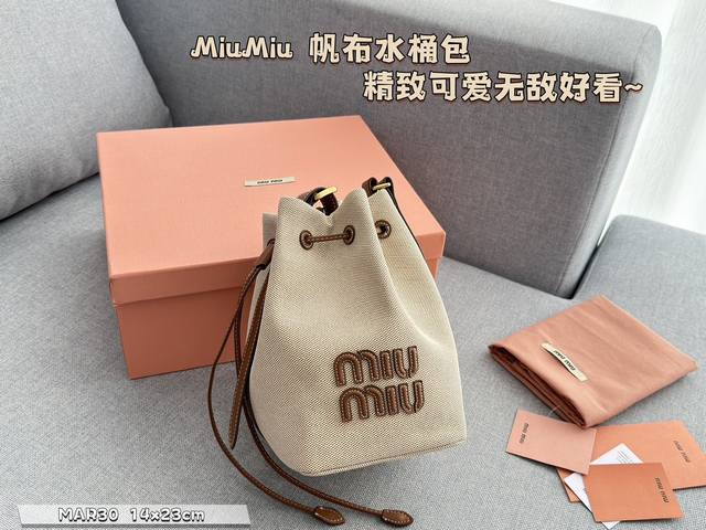 配盒size:14×23Miumiu 缪缪牛仔帆布水桶包牛仔帆布真的贼百搭~小水桶容量也非常司肩带可调节 且自重非常轻～又是被miumiu种草的一天！