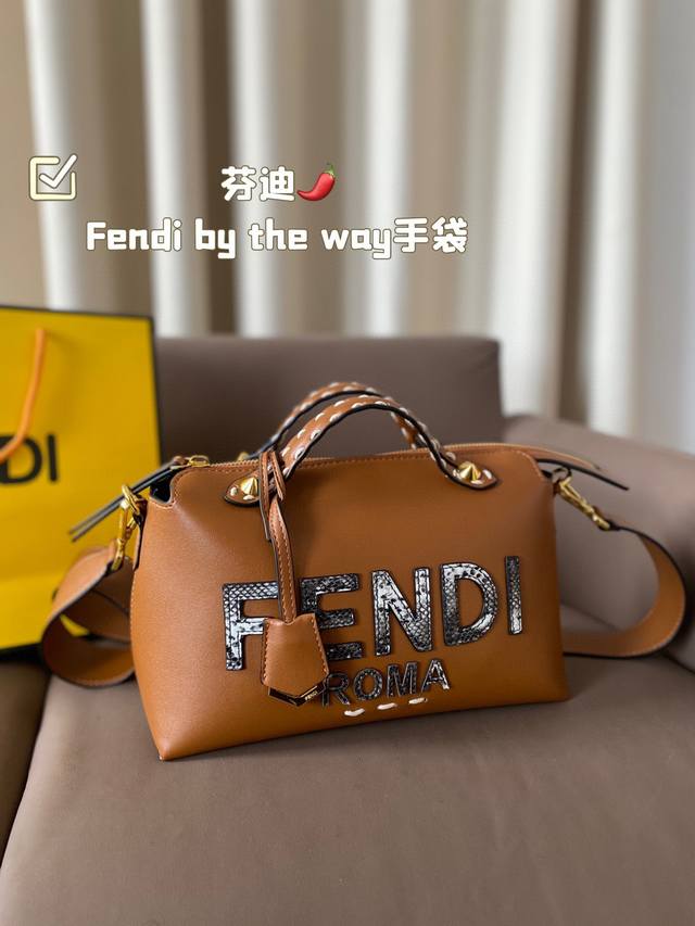 无盒被种草了！芬迪fendi By The Way手袋！乍一看起来觉得没什么，但是看的时间越久，越是觉得这包包好看！尺寸27*17