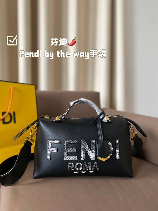 无盒被种草了！芬迪fendi By The Way手袋！乍一看起来觉得没什么，但是看的时间越久，越是觉得这包包好看！尺寸27*17