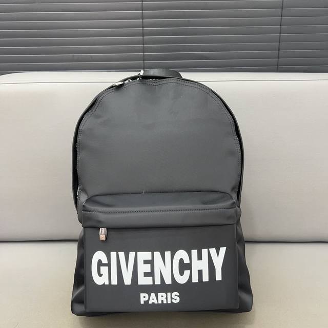 Givenchy 纪梵希美杜莎帆布双肩包 尼龙布大容量背包 书包 采用精湛镶嵌细工，实物拍摄 原厂原版面料 配送防尘袋 35 X 42Cm。