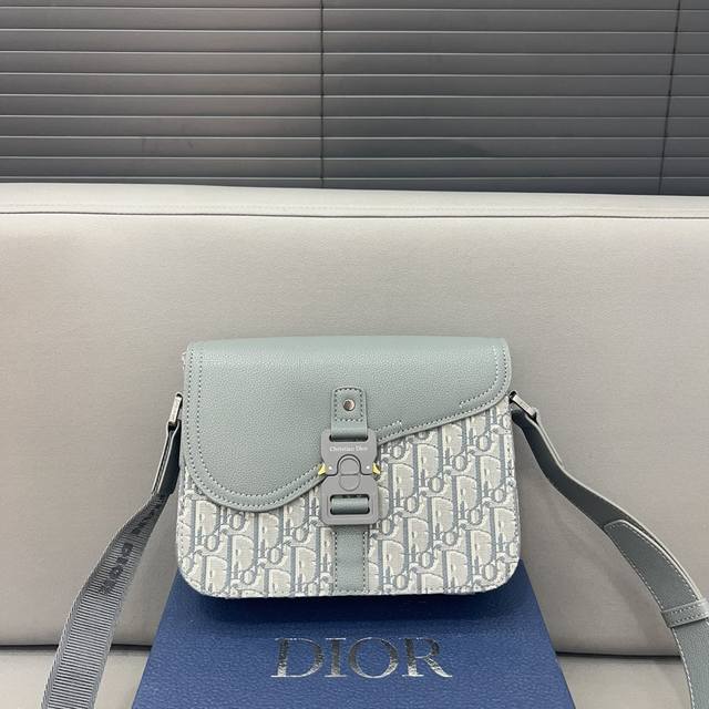 Dior 迪奥 牛仔布马鞍包 Saddle提花翻盖邮差包 单肩斜挎包 明星单品 采用优质原厂材质 高端品质 配送礼盒 规格: 23 X 18Cm