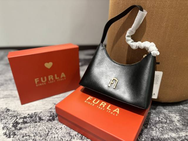 礼盒 芙拉 Furla .这款迷死万千少女心 虏获美称不断的包，美女们几乎一手一只 这款包包超级好看，一年四季都百搭 容量超大日常所需是ok的 优美的一道圆弧