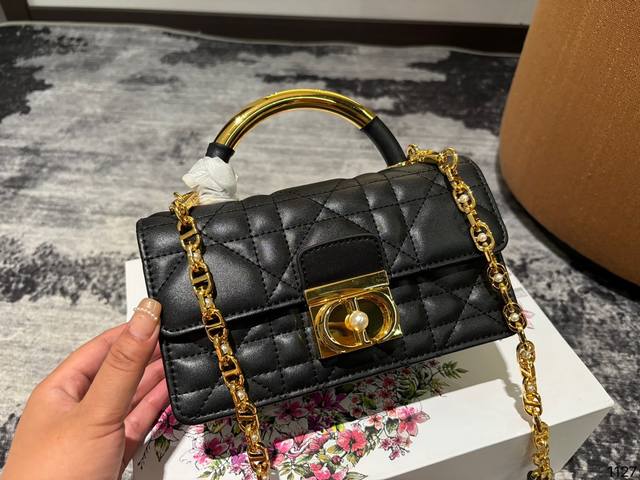 折叠盒dior 新款 手提包2024春夏新品，小牛皮材质，兼具优雅气质与实用功能，藤格纹多层设计，容量最佳！搭配可拆卸手柄与可拆卸链条肩带，肩带由皮革带和cd标