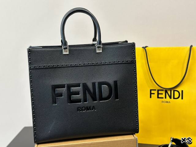 尺寸：36Cmf家 Fendi Peekabo 购物袋经典的tote造型！但是这款最大的特点：手提腋下！