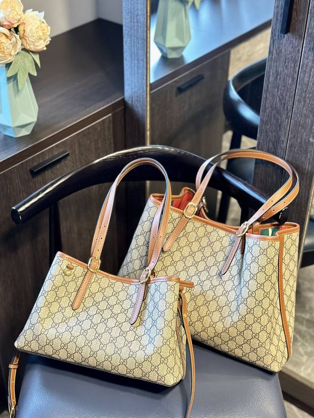 Gucci Emblem 系列 Tote 新品首发收纳党大爱大包有隔层新款的emblem首发，这是一款比较大的托特，肩带两侧是可以调节的，内衬是经典的gucci