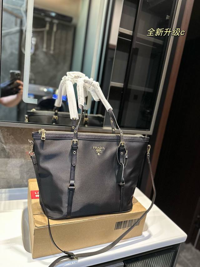 普拉达prada最新tote 购物袋 这个系列将是prada接下来一整季的主打款式。Prada 手袋的曲线型设计十分醒目，当手包很优雅，时尚百搭！也很轻便哦！尺