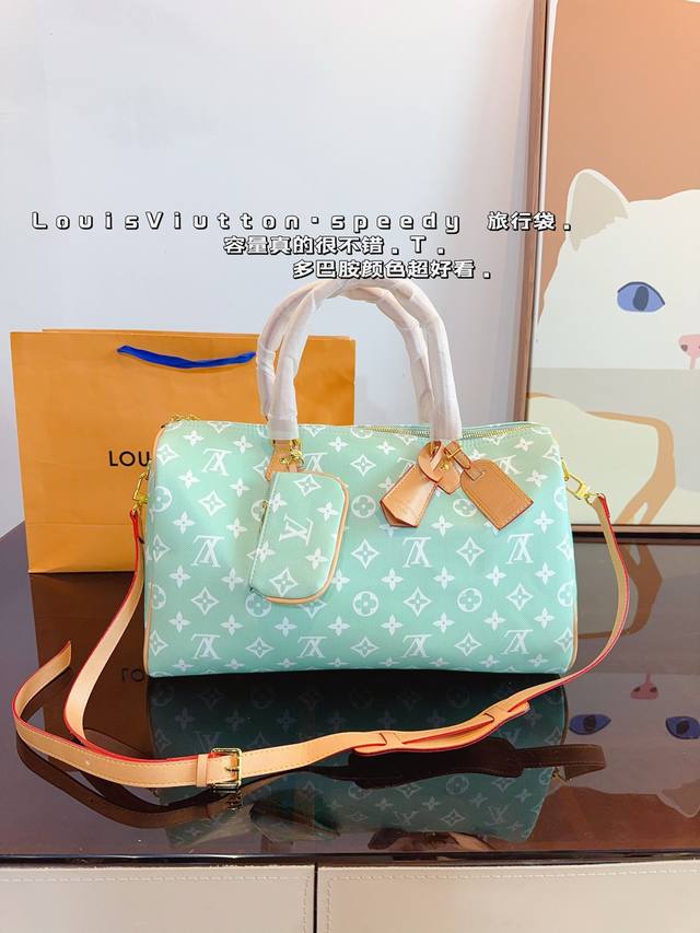 Lv Speedy 彩色系列 枕头包 这款retiro 手袋以标志性的lv老花面料制成，搭配奢华的变色牛皮饰边，经典永恒。优雅低调的外形设计和宽敞的包 全包对花