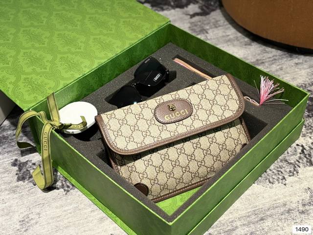 超值套盒 Gucci 四扣腰包 眼镜车挂扩香石小扇子原版牛皮 原单顶级版 虎头腰包 胸包 男女同款 最新系列 配原版乌木色牛皮～这个款复古韵味特别浓，对版肩带