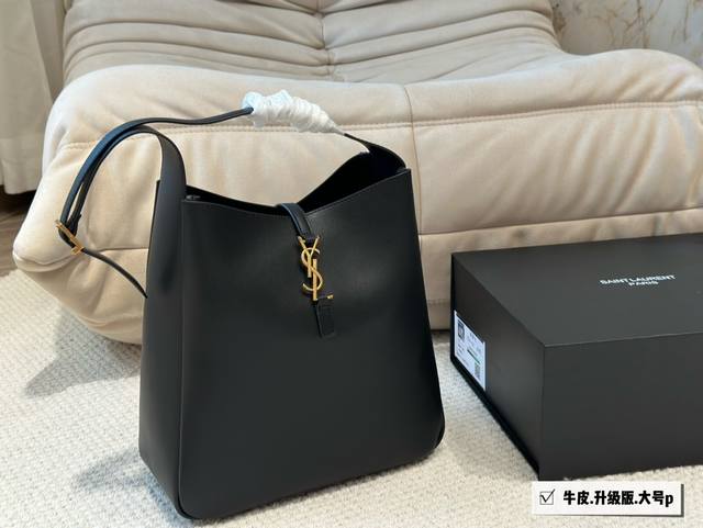 配盒 牛皮size：30Cm 大号 谁还没拥有ysl Soft Hobo！大爱这款包呀实用性超强的！大包就选它啦~牛皮的手感太ok