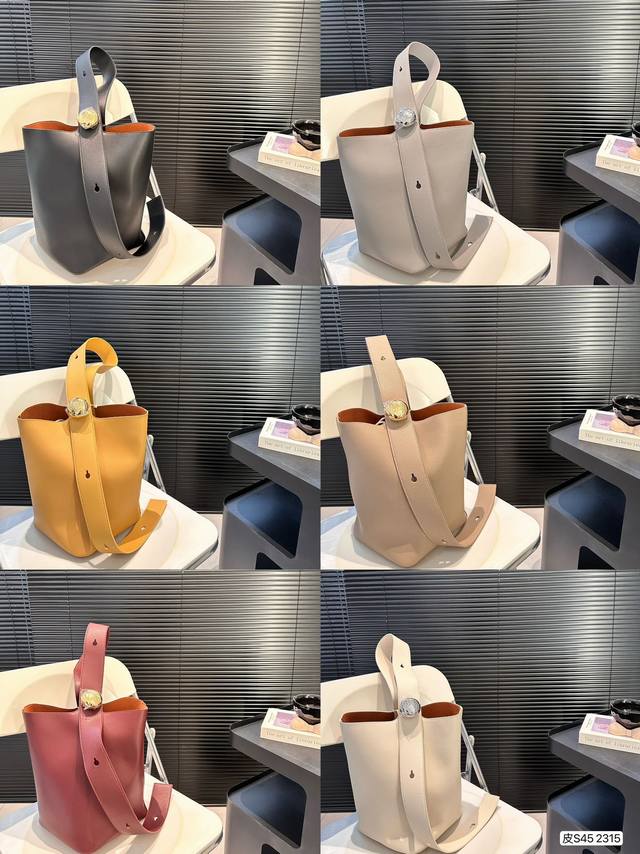 新品速来 纯皮罗意威水桶loewe Pebble手袋 Loewe新款pebble手袋，来自2024春夏秀场。Pebble 手袋采用极简水桶廓形搭配敞口式设计，整