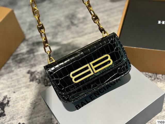 巴黎世家 Gossip Bag有多香救了命咯~Balenciaga又出了一款 易暴 新款。它有个温柔与硬朗并存的外形，适合各种类型风格的男孩女孩;它还有帅气的温