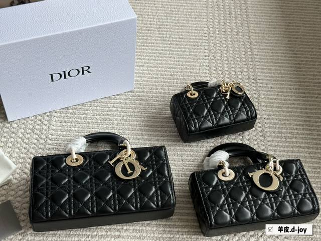 Dior Lady新品长款 羊皮 全套包装迪奥全新d-Joy强势回归，大爆款的节奏心，包包自带两条肩带，多种背法，上身又美又飒，经典的菱格设计，搭配柔软的羊皮优