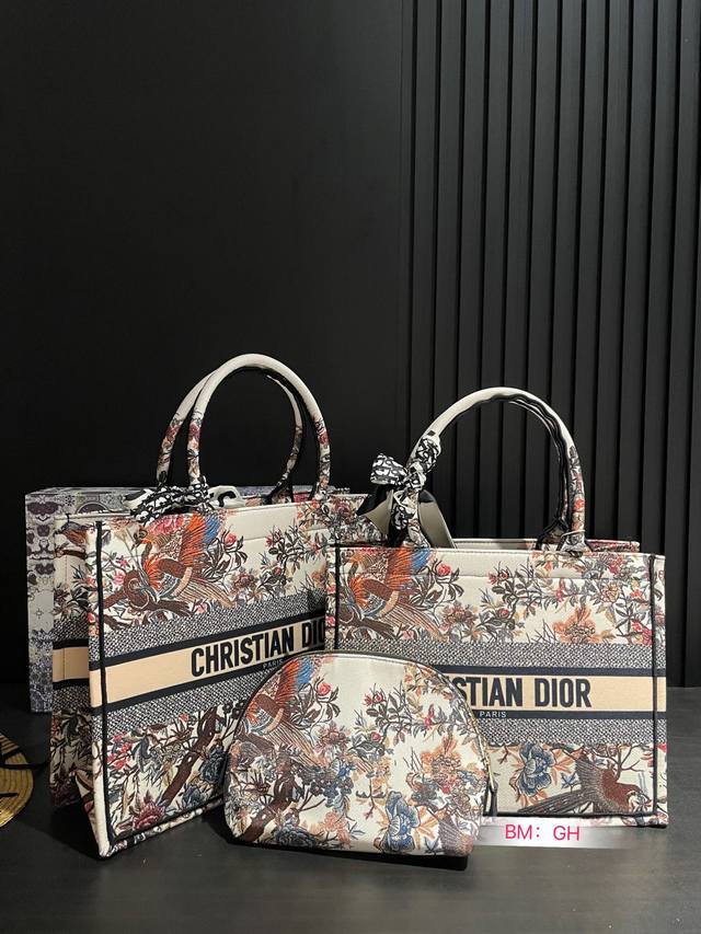 中号 大号 配折叠礼盒dior Book Tote今年最喜欢的一款购物袋 Tote我用的次数最多的包迪奥因为容量超级大不管什么东西都向里面放当然凹造型也是必须有