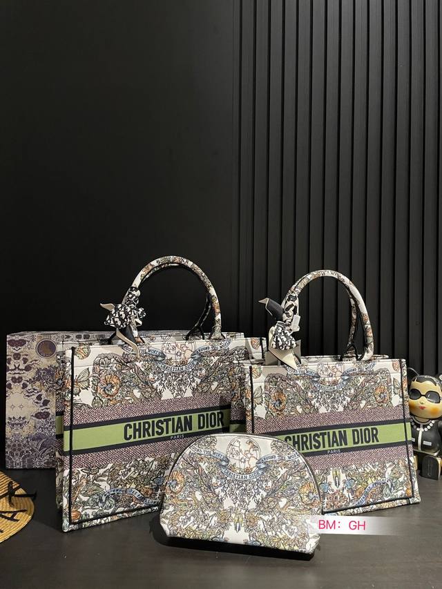 中号 大号 配折叠礼盒dior Book Tote今年最喜欢的一款购物袋 Tote我用的次数最多的包迪奥因为容量超级大不管什么东西都向里面放当然凹造型也是必须有