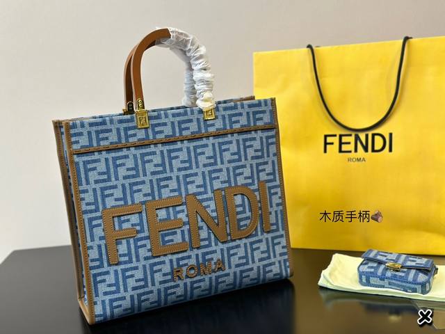 小包+55尺寸：大号36Cmf家 Fendi Peekabo 购物袋经典的tote造型！但是这款最大的特点：手提腋下！