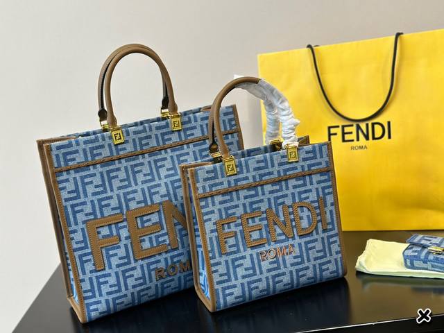 同价 小包+55尺寸：大号36Cm 小号26*22Cmf家 Fendi Peekabo 购物袋经典的tote造型！但是这款最大的特点：手提腋下！