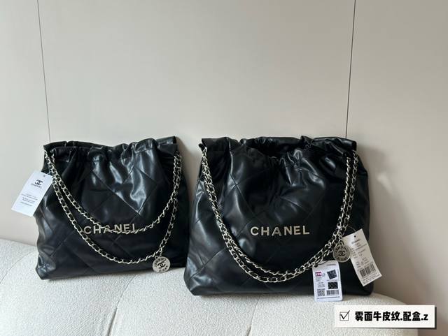 配盒 Size： 35*36 大号 30*32 中号 太好搭配了呜呜呜chanel 22Bag 白银更清爽！升级后皮子摸着更舒服 更雾面哑光一点 软软糯糯的质感