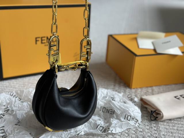 Fendi 2022春夏 Fendigraphy半月 包j Fendi 2022春夏季全新fendigraphy手袋的来 咯圖期待已久~秀上就相中了这款回回画猛