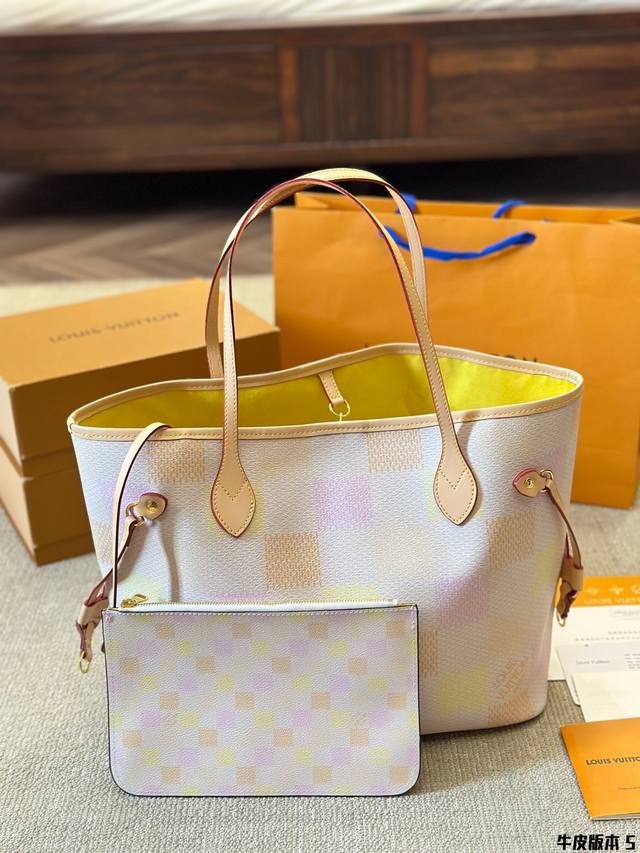 牛皮版本 Lv 牛皮 L家 Neverfull 中号购物袋！入门级的款式哦！绝对的终身款！此物经典不言而喻！街拍和实用都是非常nb的选择！大家拿到后可以感受下，