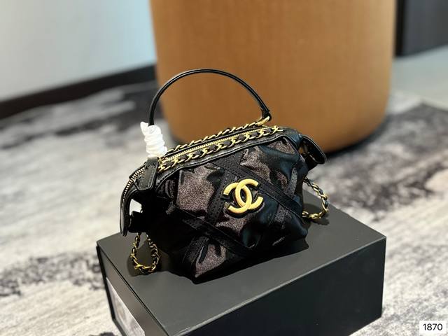 Chanel 黑金缎面mini斜挎包好看实物超可爱尼龙材质很有光泽感像那种冰丝的感觉，油亮油亮的大菱格的设计很高级12*11Cm