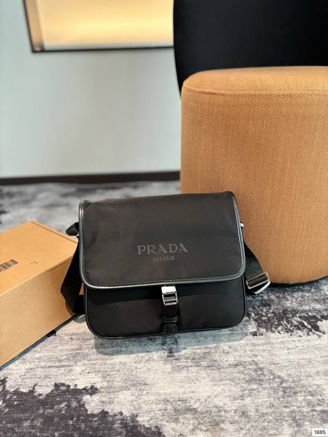 Prada 普拉达 尼龙布三角标翻盖邮差包单肩包 斜挎包 采用精湛镶嵌细工，经典百搭 实物拍摄 原厂原版面料 尺寸29.26