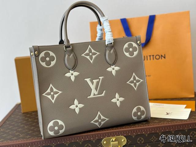 Lv本款onthego中号手袋释放monogram Empreinte压纹皮革的娴雅意味，可为当季造型注入盎然春意。充裕容量满足都市出行或商务所需，顶部手柄和长