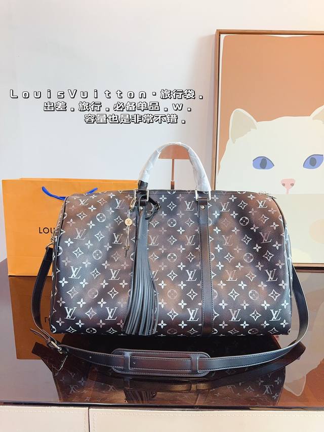 Lv 路易威登 春夏限量新款keepall 旅行包 一只帅气能装的旅行袋 时尚爆发款火热来袭 经典设计大气可观男女通用款 包包采用原版皮质 超级厚实 耐磨 耐用