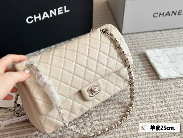 升级版 Chanel 25Cm 羊皮 Cf系列菱格包香奈儿#精致女神推荐入手呦 美貌与实用并存 近年超盛行而小香这款做的超级棒 百搭休闲,职业,萌新等多种风格