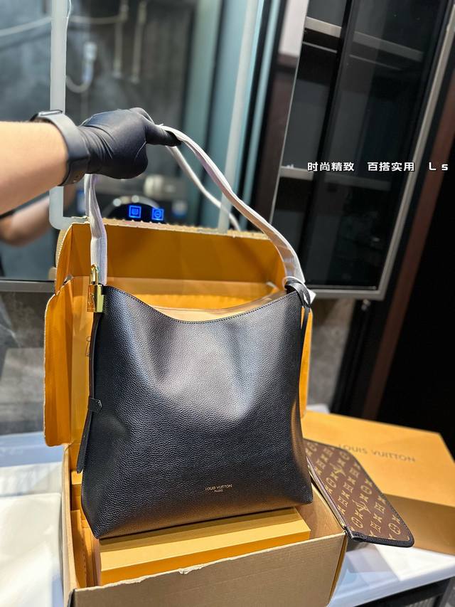 Lv“Low Key ”Hobo-包包分享louis Vuitton 刚刚在官网发售全新low Key系列手袋，新作选用柔软的粒面牛皮革塑造洗练hobo包型，一