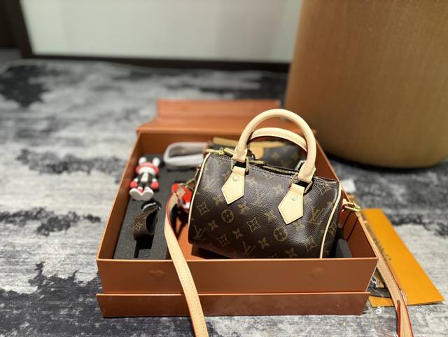 折叠礼盒+官网飞机箱+丝巾 Lv Speedy 20枕头包 Lv Speedy 这款retiro 手袋以标志性 经典永恒。优雅低调的外形设计和宽敞的包身更加入了