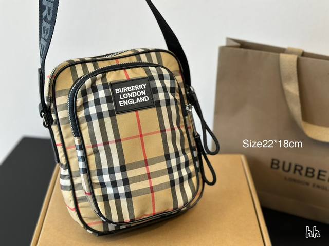 尺寸22*18 巴宝莉burberry 男士单肩包 超高辨识度的巴宝莉格纹，品牌logo的装饰瞬间提升逼格，特别吸睛。 肩带的设计很舒服，宽度刚刚好，包包的容量