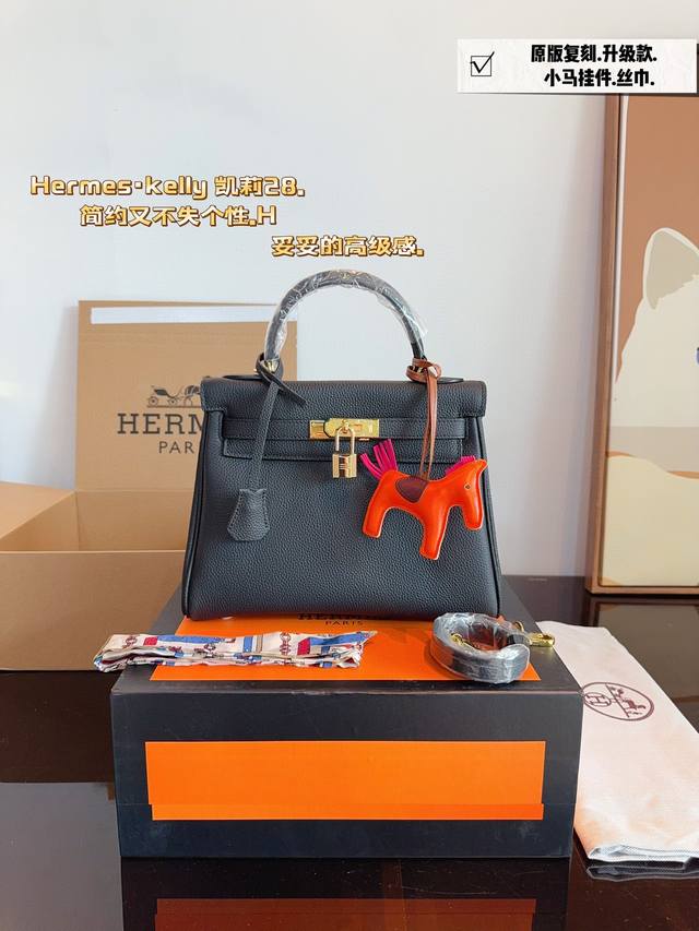 配飞机礼盒 Hermes.爱马仕kelly 凯莉 包 背铂金包的季节来啦 荔枝纹超有质感.金扣原版品质 尺寸： 28*12*22Cm