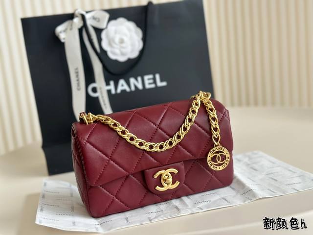 折叠盒 Chanel 23S 金币 Cf 今年chanel杀疯了，新款23S金币小号是一眼心动的feel油蜡牛皮 不容易刮花 还非常有质感肩带是粗皮穿链 前面加