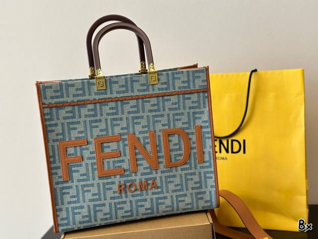 尺寸：36Cm F家 Fendi Peekabo 购物袋 经典的tote造型！ 但是这款最大的特点： 手提腋下！