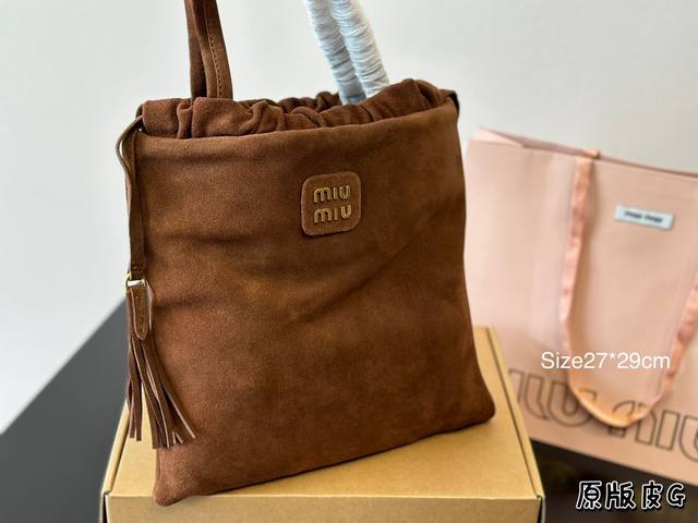 牛皮 Miumiu新品 牛皮质地 时装 休闲 不挑衣服 尺寸27*29Cm