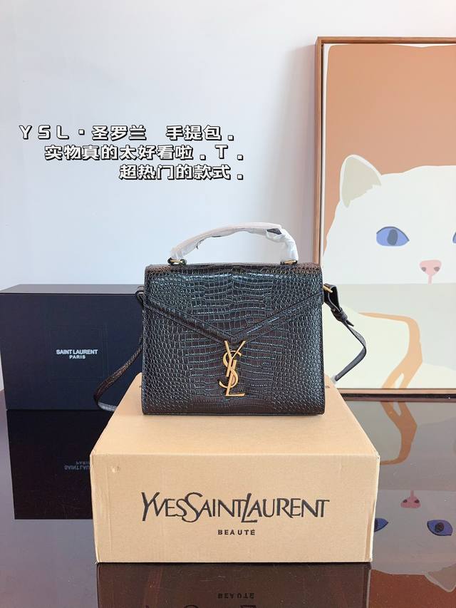 配礼盒. 圣罗兰ysl Cassandra 手提邮差包 简约才是百搭公式。 复古又时髦，妥妥的街拍神器。 出街通勤都可。 容量很大，可肩背、斜挎。 搭配很显高级