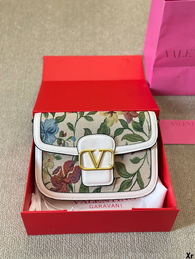 华伦天奴valentino女士 Valentino 秀款 Black Tie Valentino Letter Bag 来自valentino 的豆腐包 新赛季