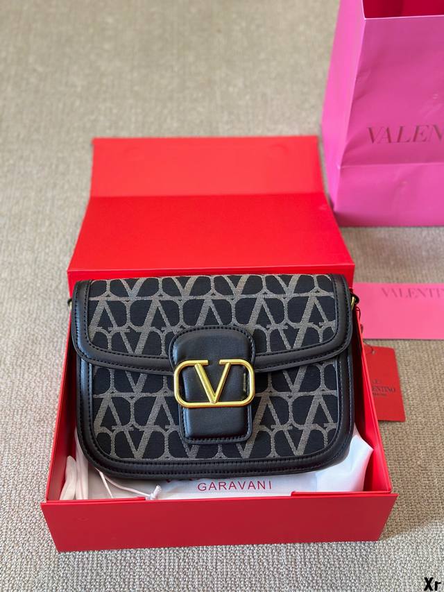 华伦天奴valentino女士 Valentino 秀款 Black Tie Valentino Letter Bag 来自valentino 的豆腐包 新赛季