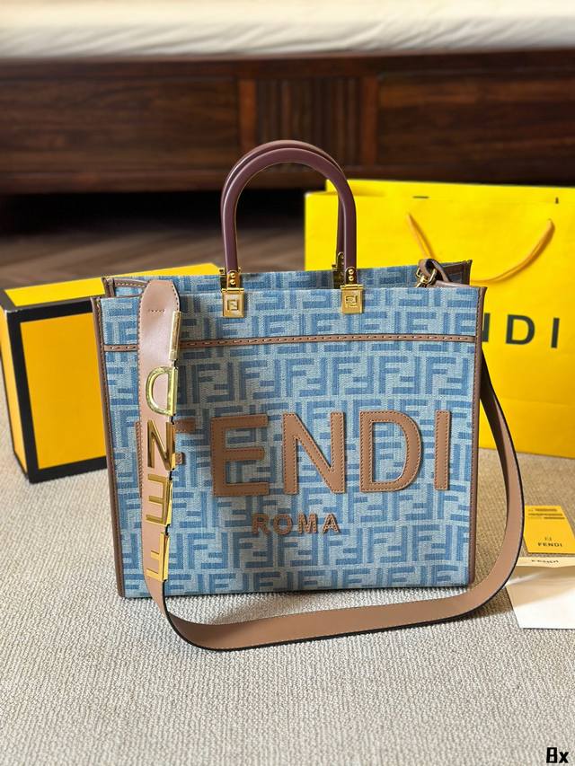 原版布 全新 Size Shine Tote Fendi Tote 托特包“阳光手提袋” 简单宇母logo 设计，琥珀色双手柄是整个包包最大焦点，单拧着就很有气