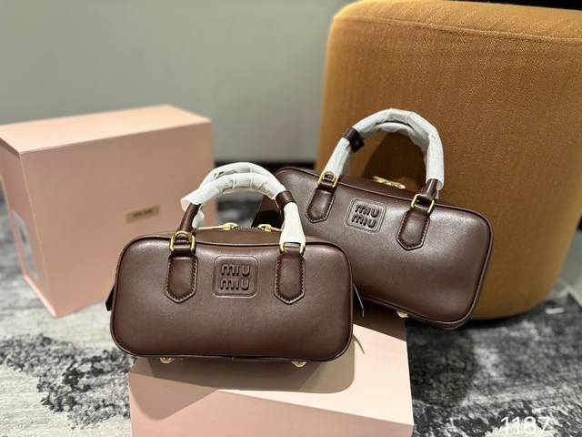 Size：22*11Cm 27*13Cm Miumiu保龄球 公文包 包包甜度刚好！ 很难不爱啊啊！ 可手拎也可斜挎 绝对不是小废包哦容量足足的~~ 出场就是