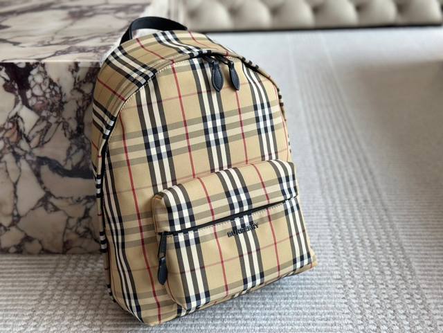 轻便又容量 Size：30*42Cm Bur双肩包 这款背包以标志性burberry Trench风衣的独创面料作为灵感来源， 采用与棉质嘎巴甸同为密织结构的柔