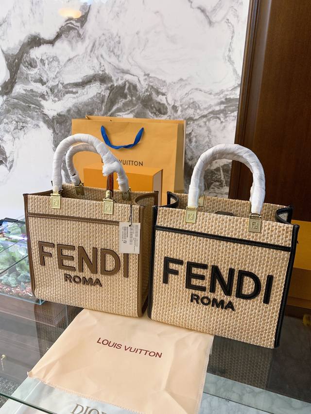 Size 25-13-24Cm F家 Fendi Peekabo 购物袋 经典的tote造型！ 但是这款最大的特点： 手提斜挎！